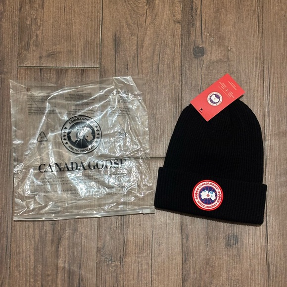 CANADA GOOSE BEANlE/HAT BLACK W/ RED LEBEL - Picture 1 of 3